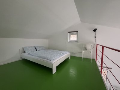 Spací loft s postelí z masivu