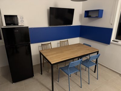 Stůl s kovovou podnoží