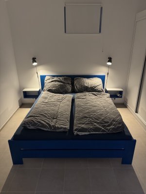 Hlavní ložnice s modrou postelí